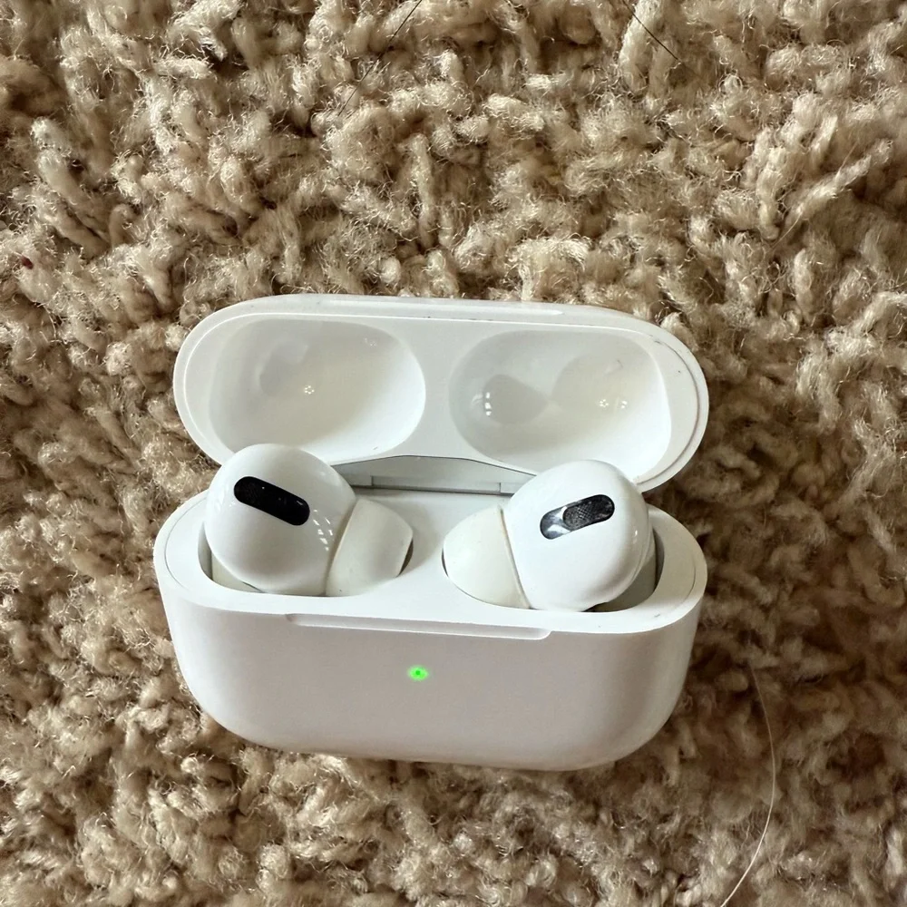 Apple White Wireless Earbuds with Case